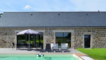 Een buitenzwembad en een verwarmd zwembad