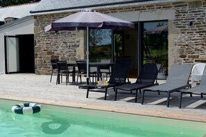 Outdoor pool, a heated pool - Maison Architecte mer et Piscine (Plonéour-Lanvern)