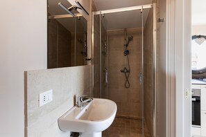 Doccia, asciugacapelli, bidet