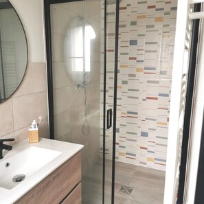 Dusche, Handtücher, Seife, Shampoo