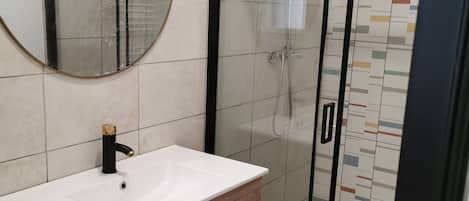 Douche, serviettes fournies, savon, shampooing