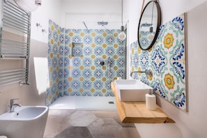 Dusche, Haartrockner, Bidet