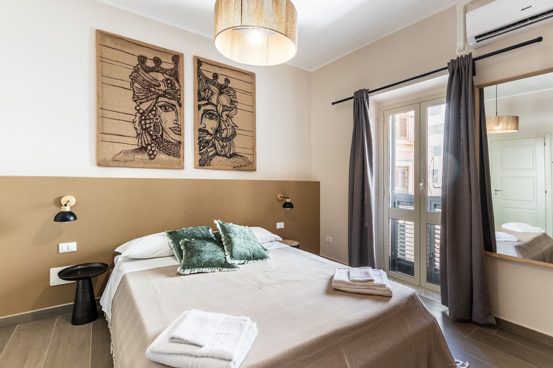 1 habitación, tabla de planchar con plancha y cuna de viaje 