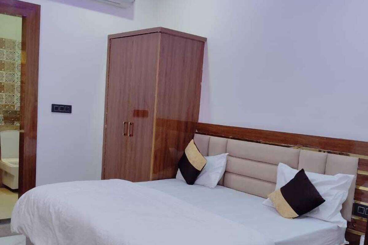 Deluxe Room | 3 bedrooms, desk, laptop workspace, iron/ironing board