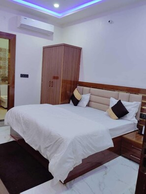 Deluxe-Zimmer | Schreibtisch, laptopgeeigneter Arbeitsplatz, Bügeleisen/Bügelbrett