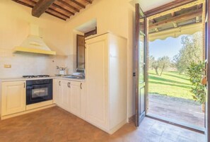 Kjøleskap, ovn, kokeplater og vannkoker