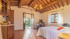 Un dormitorio con una cama, un escritorio y una ventana.