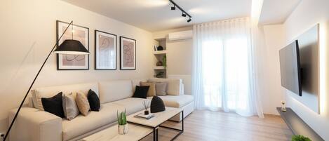 Deluxe-Apartment, Stadtblick | Wohnbereich | 49-Zoll-Smart-TV mit Kabelempfang, Netflix, Streaming-Dienste