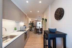 Appartement Deluxe, vue ville | Cuisine privée | Réfrigérateur, micro-ondes, four, plaque de cuisson