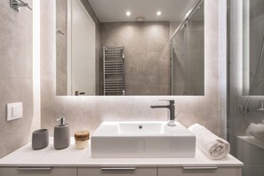 Deluxe Apartment, City View | Bathroom | Shower, rainfall showerhead, hair dryer, towels