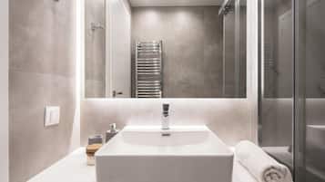 Deluxe Apartment, City View | Bathroom | Shower, rainfall showerhead, hair dryer, towels