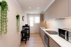 Deluxe Apartment, City View | Private kitchen