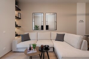 Apartamento superluxo | Área de estar | Smart TV 50 polegadas com canais a cabo