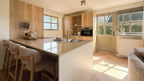 Mikrobølgeovn, kokeplater, oppvaskmaskin og kaffetrakter/tekoker