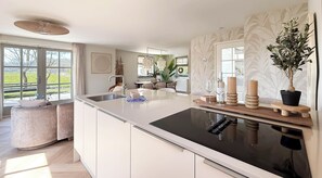 Mikrobølgeovn, kokeplater, oppvaskmaskin og kaffetrakter/tekoker