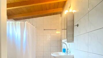 Dusch, hårtork och handdukar