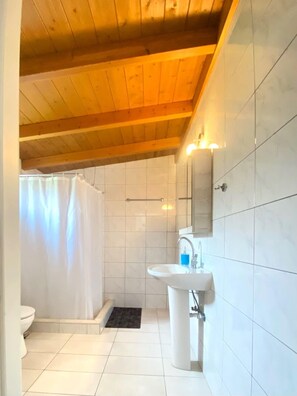 Douche, sèche-cheveux, serviettes fournies