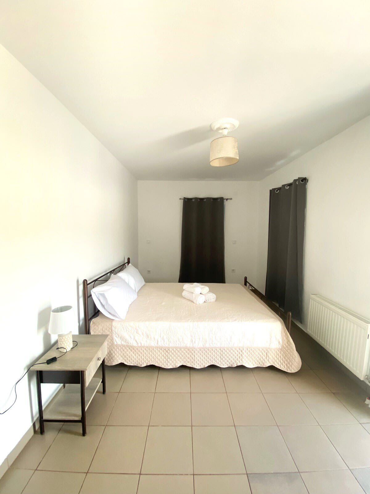 3 habitaciones, tabla de planchar con plancha, wifi y ropa de cama 