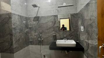 Deluxe Room, Mountain View | Bathroom