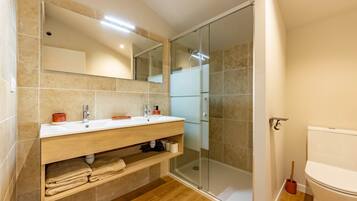 Een haardroger, handdoeken