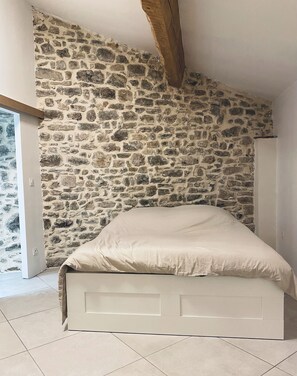 5 bedrooms, WiFi, bed sheets