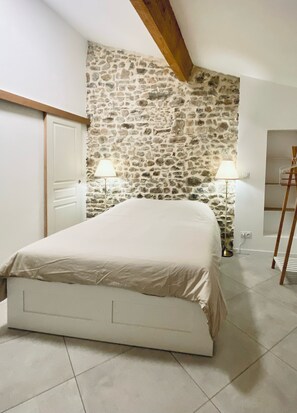 5 bedrooms, WiFi, bed sheets