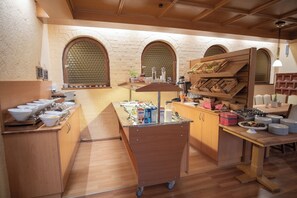 Free daily buffet breakfast  - Trail Hotel Oberstaufen (Oberstaufen)