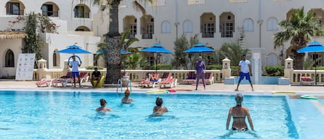 Una piscina techada, una piscina al aire libre
