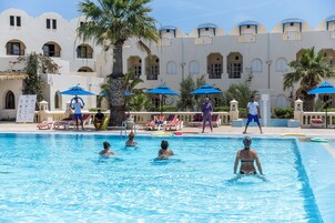 Una piscina cubierta, una piscina al aire libre