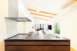 Luxe villa, 3 slaapkamers, privézwembad, uitzicht op heuvels | Privékeuken | Een koelkast met diepvriezer, een microgolfoven, een oven, een kookplaat