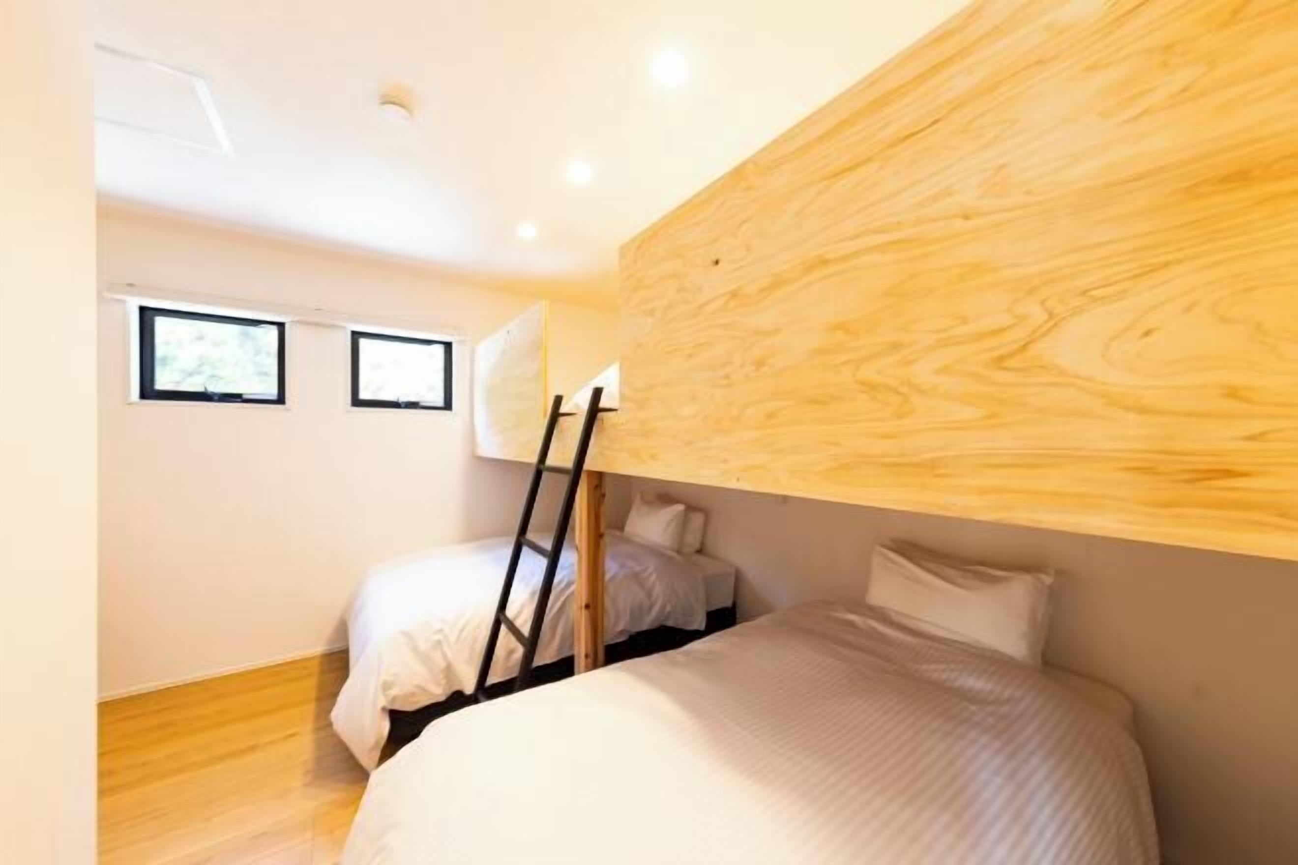 羽絨被、迷你吧、書桌、筆電工作空間