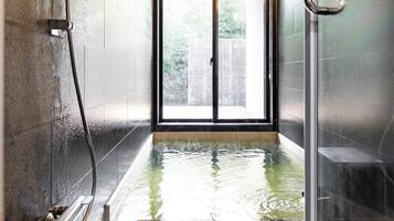 Tina con regadera, amenidades de baño gratuitas, secadora de cabello