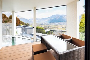 Luxus villa, 3 hálószobával, privát medence, kilátással a dombra | Terasz/udvar