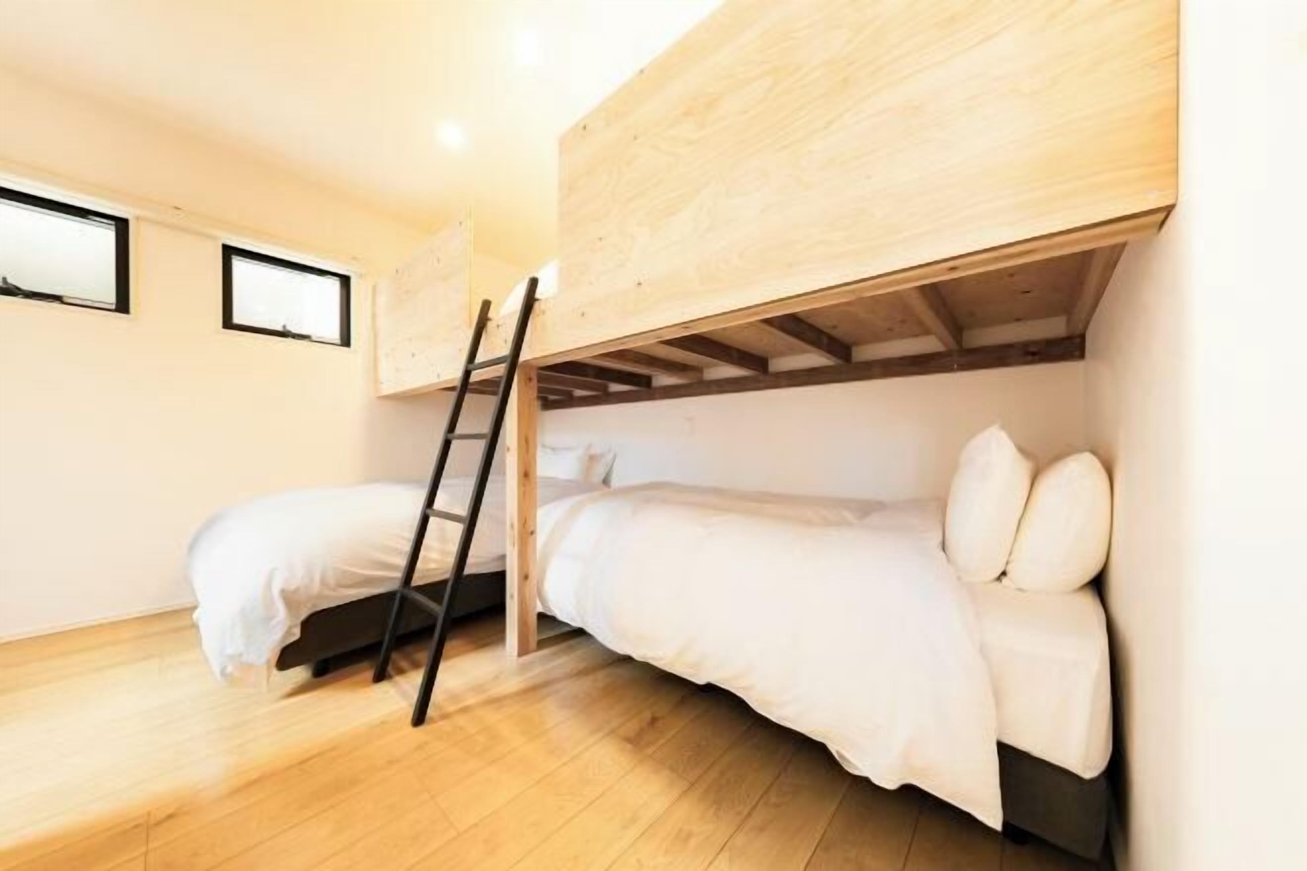 羽絨被、迷你吧、書桌、筆電工作空間