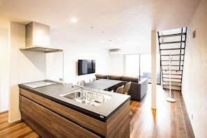 Familie villa, 3 slaapkamers, uitzicht op tuin, aan tuin | Privékeuken | Een koelkast met diepvriezer, een microgolfoven, een oven, een kookplaat