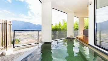 Alberca al aire libre y alberca climatizada