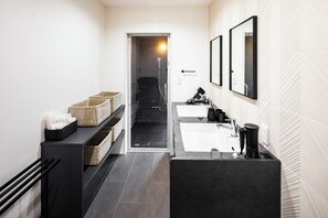 Villa de lujo, 3 habitaciones, piscina privada, vistas a la colina | Baño | Ducha y bañera combinadas y artículos de higiene personal gratuitos