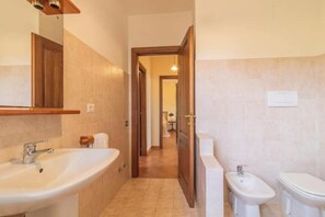 Jetted bath, hair dryer, bidet, towels - Modern and spacious for an unforgettable stay
 (Lazio)