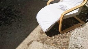Un edificio de piedra con una puerta de madera y una puerta de vidrio que da a un patio cubierto.