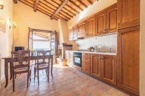 Kühlschrank, Ofen, Herdplatte, Wasserkocher mit Kaffee-/Teezubehör