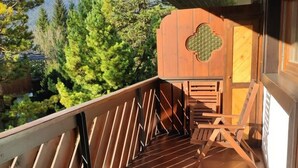 A wooden deck with a view of mountains and trees. - Villa 5 Torri  (Cortina d´Ampezzo)