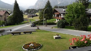 A residential area with houses, a road, and mountains in the background. - Villa 5 Torri  (Cortina d´Ampezzo)