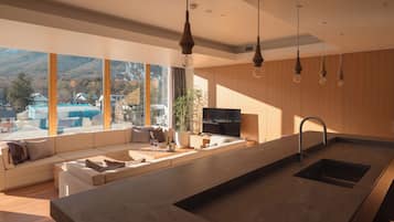 Executive Suite | Minibar, in-room safe, desk, blackout drapes