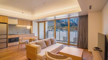 Deluxe Room | Minibar, in-room safe, desk, blackout drapes