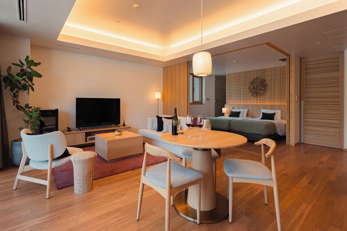 Deluxe Suite | Minibar, in-room safe, desk, blackout drapes