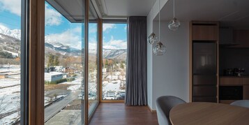 Junior Suite | Minibar, in-room safe, desk, blackout drapes