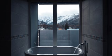 Bañera con ducha, artículos de tocador gratuitos, secador de pelo, batas