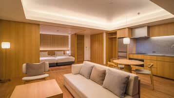 Deluxe Room | Minibar, in-room safe, desk, blackout curtains