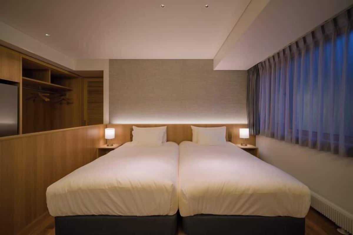 2 bedrooms, minibar, in-room safe, desk
