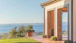 Un bâtiment doté d’un patio couvert et offrant une vue sur le paysage.